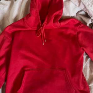 Röd hoodie 