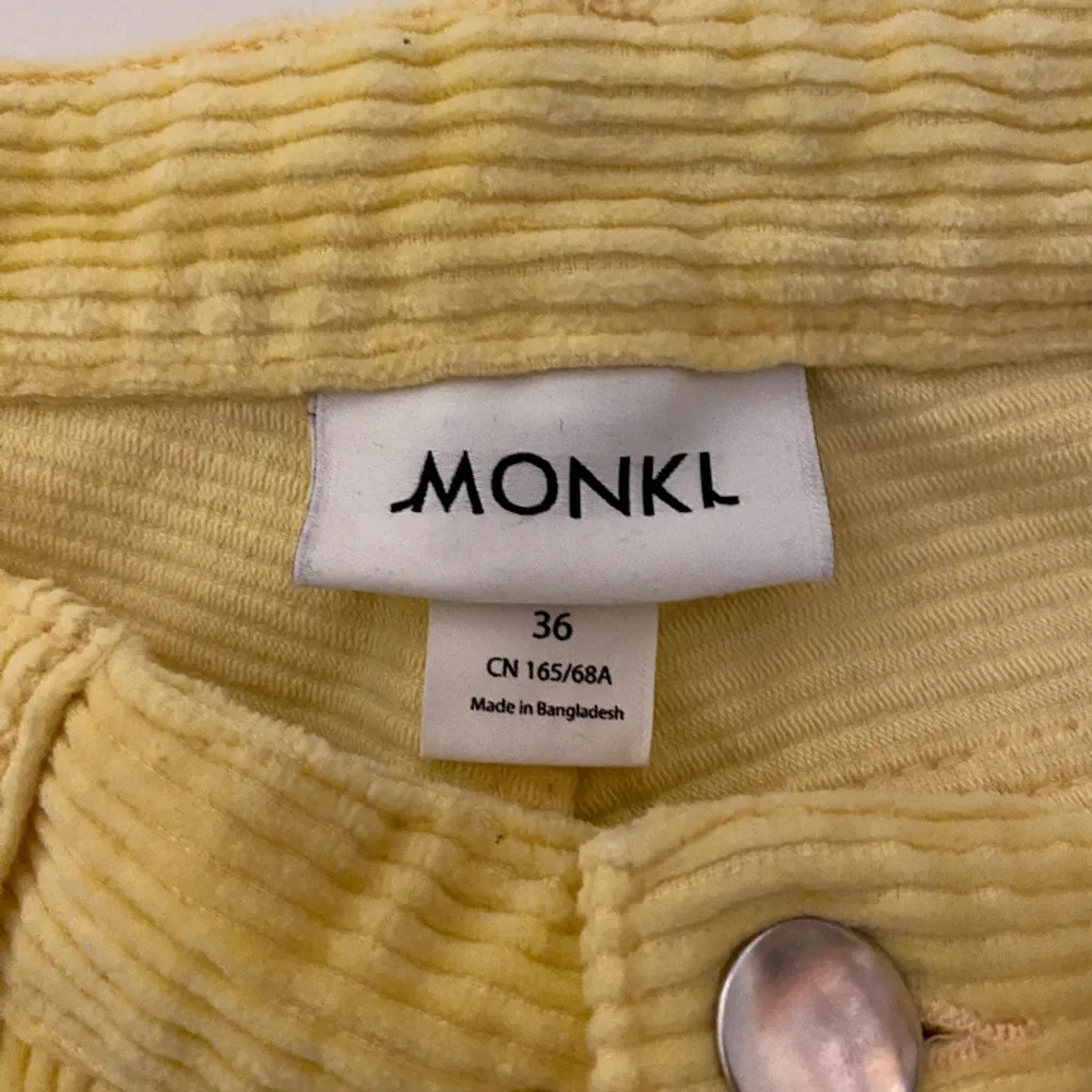 Ett par najs gula Manchester byxor från monki! Kan mötas upp men också frakta! ❤️. Jeans & Byxor.