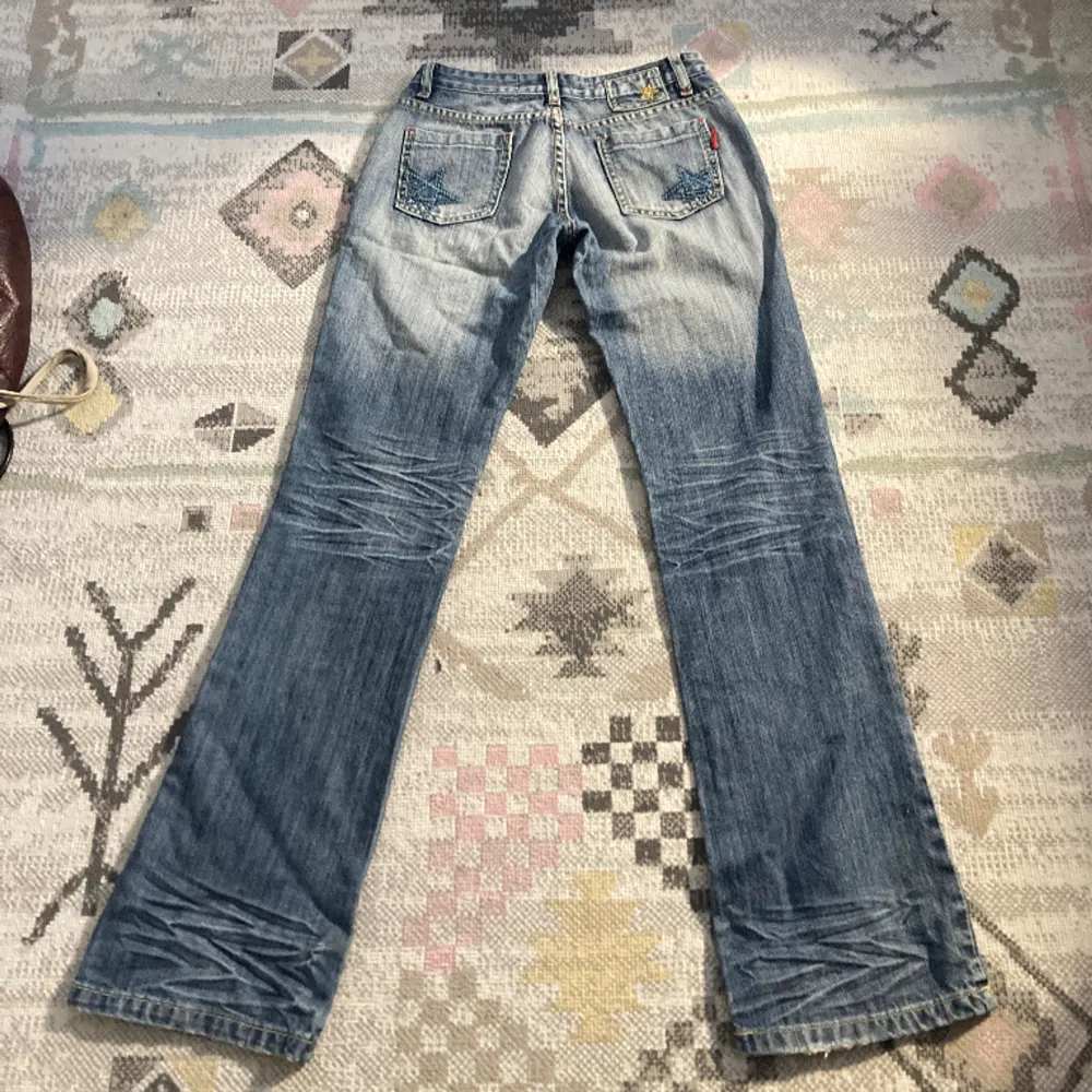 Säljer dessa lågmidjade jeans med stjärnor på💕 de e från mörkret original Ado. Midjemåttet är 38 cm över och 88 i innerbensmåttet.. Jeans & Byxor.