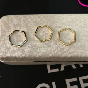 3 guldringar ej äkta guld - Nya ringar 60kr för alla