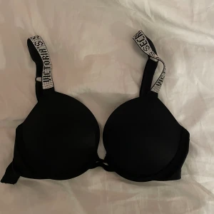 Victoria’s Secret Bh - Jättefin bh från Victoria’s secret💞Aldrig använd pga den inte passar. Två diamanter saknades när jag köpte den men inget man tänker på