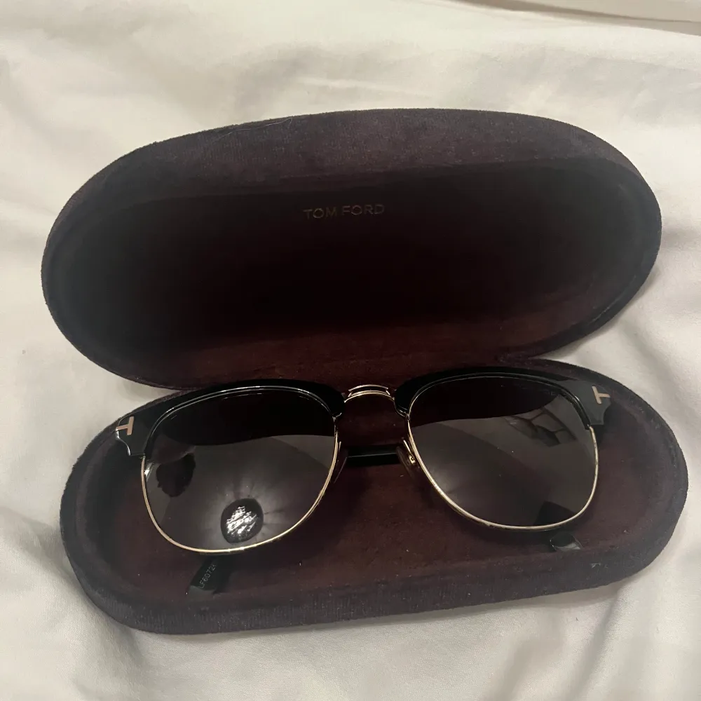 Solglasögon ifrån Tom Ford, väldigt bra skick! Köptes för 3500 kr. Övrigt.