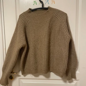 Stickad tröja - En fin och enkel stickad tröja. använt ett par gånger och har krympt lite i tvätten. Fortfarande skön och sitter bra. Mer bilder diskuteras privat. Markerat som fri frakt men stämmer ej.