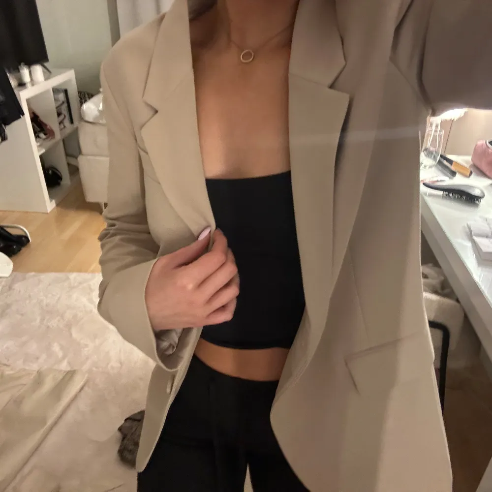 Helt ny blazer med prislapp kvar från H&M! Lite oversized i modellen.. Jackor.