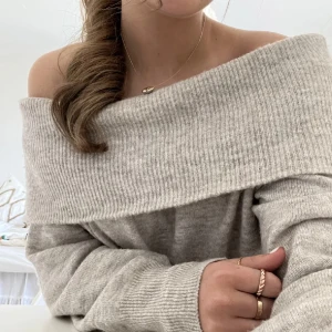 Off shoulder tröja - Säljer min off shoulder tröja då jag inte använder den längre, inga defekter 💕