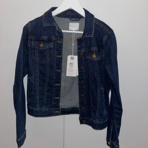  Jeansjacka  - Oanvänd jeansjacka ifrån VILA CLOTHES i storlek M, original pris 600kr💙