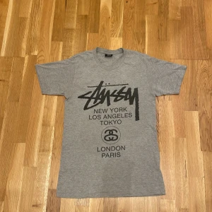 Stussy t-shirt  - Stussy t-shirt,mycket bra skick utöver två små hål (se bild 3 för dem) Skriv för frågor!             Allt gott, Noah
