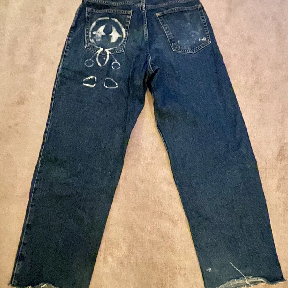 Mörkblå Sweet sktbs med eget tryck på bakre vänstra fickan. Byxbenen är avklippta och har en beninnerlängd på 72-73 cm. Fålla upp eller klipp till shorts. . Jeans & Byxor.