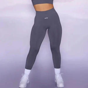 Bo+Tee tights - Måste tyvärr sälja mina favorit tights från bo+tee som nu inte passar mig längre 😕. De har scrunch i rumpan och formar sig efter kroppen så otroligt snygg. Mycket använda men i fint skick. Dm:a för fler bilder 💞 Säljer även dessa i svart 🫶