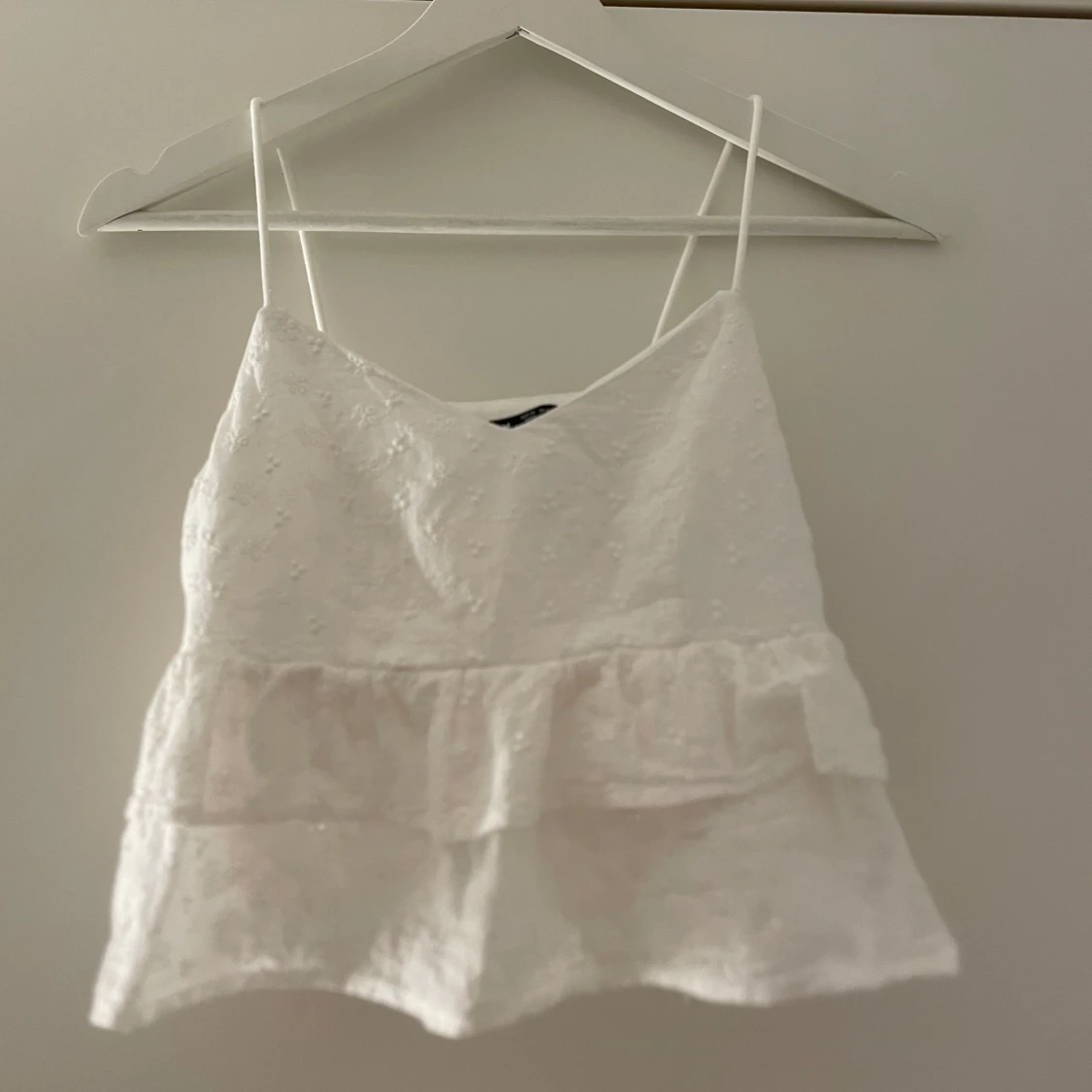 Vit topp med volanger