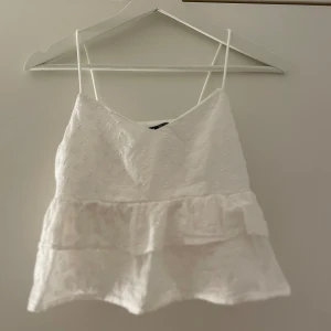 Vit topp med volanger  - Vit topp med volanger🤍 Storlek Xs🤍 Använd 1 gång🤍 Skriv privat för fler bilder eller frågor!🤍