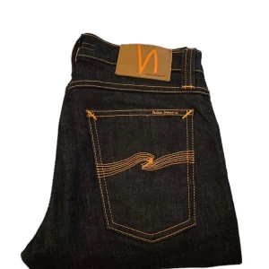 Nudie jeans  - Riktigt fräscha Nudie jeans ⭐️ Nästan aldrig använda. Skick 9/10 ‼️ Priset går att diskutera. Tveka inte att höra av dig om fler frågor. Mvh Elliot 👌🏻