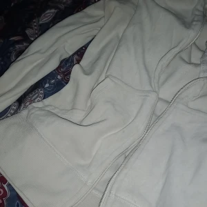 Vit tröja med dragkedja - Tröja med dragkedjor och fickor säljer den då den e för liten för mig tyvärr vändigt bra skick.