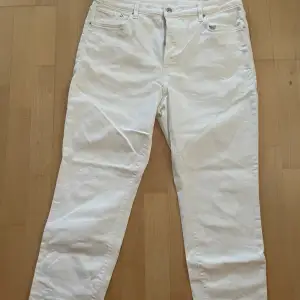 Vita mom jeans i strl 46 Använda 3ggr så fint skick
