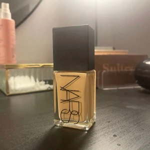 Nars light reflecting foundation - Säljer denna nars light reflecting foundation då färgen inte var rätt för mig! Uppskattad mängd kvar ca 70%! Färg punjab 
