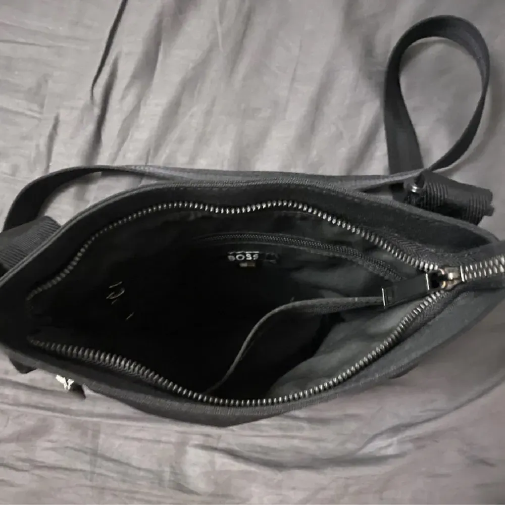 En Oanvänd man bag. köpte den i juli för 1100kr. Denär i bra skick inget som e sönder/trassigt (Pris kan diskuteras)   Höjd: 25 cm Längd: 24 cm Vidd: 2 cm. Väskor.