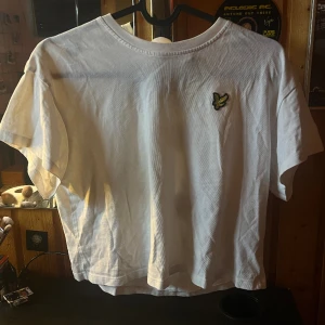 LYLE & SCOTT tshirt - Bra skick. Använd några få gånger. Storlek M men passar folk som har stl XS-M💗