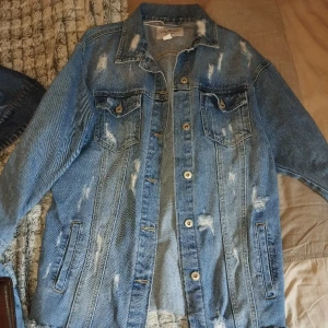 Oversize jeansjacka - Oanvänd oversize jeansjacka lite figursydd st M går till höften