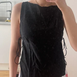 Weekday topp  - Säljer min weekday topp som aldrig är använd pga för liten tyvärr, prislappen är kvar 🥲💗  Passar en S/M med mindre byst 🩷