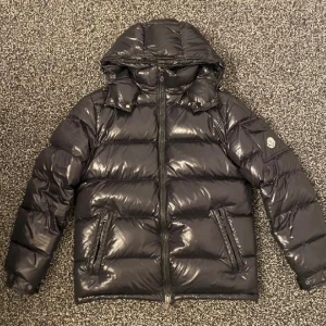 Moncler maya  - Nästan helt ny moncler maya, skick 10/10. Det går även att scanna. 