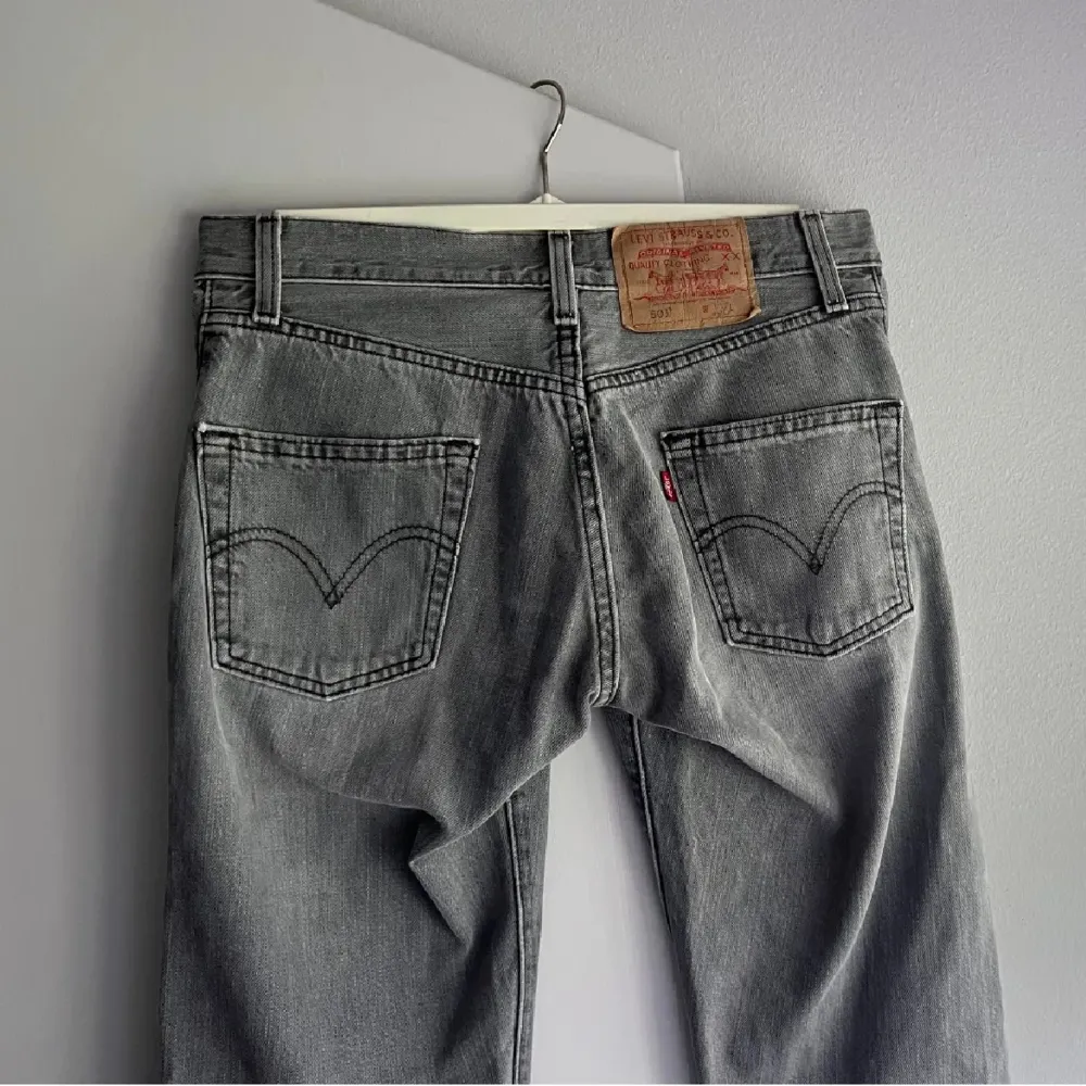 Levis 501 i en fin grå färg. Säljer då dom är för små för mig, är i nyskick! Köpare står för frakt🩷. Jeans & Byxor.