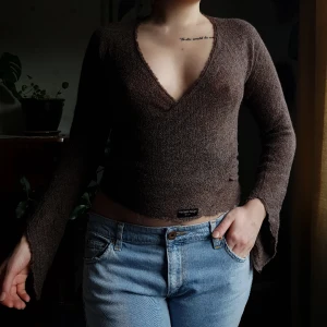 Omlott Maríedal Design 🦋 - Vacker omlottkofta från Maríedal Design i 100% merinoull. Handgjord! 🦋  Passar som en M. Finns två hål på höger arm, se bild 2. Annars i fint skick!