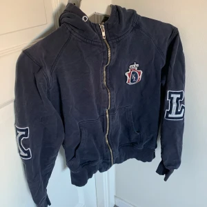 Ridtröja från Kingsland - Säljer denna blå kingsland tröjan som är i ok skick, den har lite skavanker men fortfarande snygg 🤍perfekt att rida i 