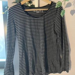 Svart/grå randig långärmad - Secondhand köpt men är fortfarande i gott kvalite, skönt material Kp för mer info🫶🏼