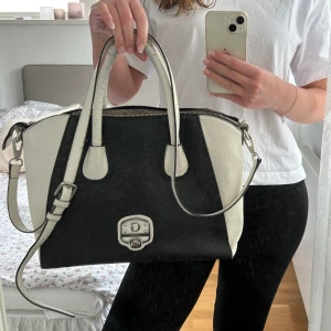 Väska  - Guess väska, väldigt använd och sliten på handtagen(se bild 3) men annars jätte fint skick🫶🏼