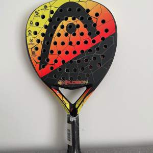 Båda använda 1 gång, alltså är de nästa helt nya.   Head Graphene Touch Explosion padelracket (röd) = 700kr  Padelrack - Ultra, 38 mm, 18K Carbon Pro Extreme (svart) = 500kr  Båda för 1000kr.