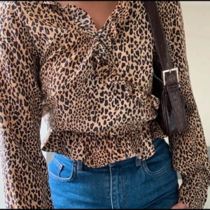 Leopard blus  - Sparsamt använd & normal i storleken. Jag har två andra blusar ute för försäljning, vill du köpa de också så får du 3 för priset av 2!
