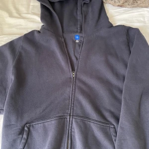 Yeezy gap zip up - yzy gap zip up i navy blue, använt under 5 ggr. strl S, men overzised