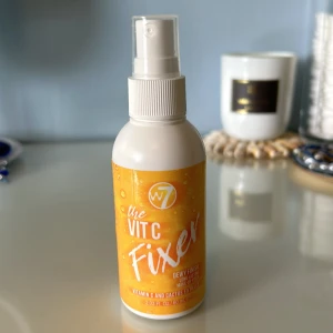 Settingsprayyy - Jättebra settingspray från w7 ! Använd 4 gånger och är i nyskick!! Kan sänka priset vid snabb affär💘 köpt för 59