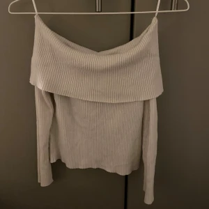 Off shoulder topp  - Off shoulder topp som är ribbad