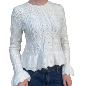 Vit stickad tröja - Söt och jättemjuk vit stickad tröja med fina detaljer och utsvängda ärmar från Lindex, köpt för 600kr. Knappt använd så i perfekt skick. Skriv i dm vid funderingar, för fler bilder eller prisförslag och köp direkt via köp nu 💓