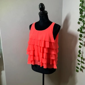 Super fin sommartopp i neonrosa - Jättefin, använd ett par gånger men ser ut som ny. Från H&M. Obs att provdocka har strl XS-S och topp sitter jättefin på!