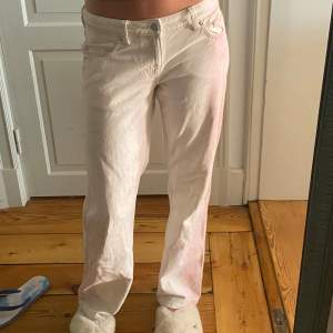 Super snygga vita lågmidjade jeans med en svag rosa skiftning på sidan som jag köpt från weekday. Dom är väl änvända men har inga skador. För mig som är 173 är passar de i midjan och i längd. Priset kan diskuteras. Fråga vad som helst 🫶🏼