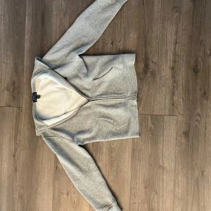 Polo hoodie - Size M-10-12 år gammal bra Skick Och är grå färgad polo hoodie köpt i NK