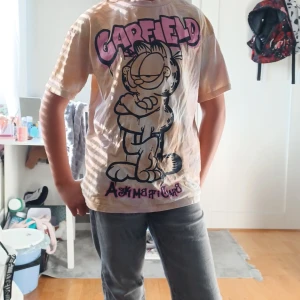 Garfield t-shirt  - Storlek 146. De beror vart ni bor om ni ska hämta den eller om vi ska skicka den med posten.