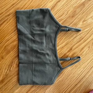 Olivgrön Sport-BH  - Tränings-BH från märket Aim’n, snygg som både topp och bekväm under tröjan som BH! 😍