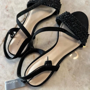 Sandaler  - Super fina sandaler som aldrig kommit till användning! Därför prislapp kvar. Köpta utomlands 