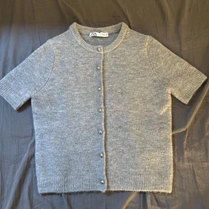 Zara tröja - Säljer denna stickade zara tröja då jag inte använder den längre och den inte riktigt är min still heller. Har använt den 5 gånger Max. Pris kan diskuteras