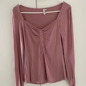 Söt långärmad topp - Jättefin topp från NLY Trend som är sparsamt använd därav i fint skick. 