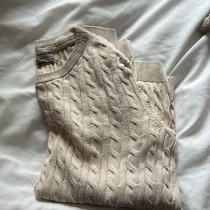 Kabelstickad tröja  - Jätte fin beige kabelstickad tröja i storlek S. Jätte bra skick inga defekter. Hör av dig för mer information. 