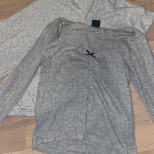 Grå ribbat set - Använd några gånger. Från gina tricot. Är i storlek M båda men passar även S. Byxorna har en nagellacks fläck (skriv dm) som jag ska försöka få bort med borttagning. Annars är de i mycket fint skick. Båda för 200kr.  Köparen står för frakten ❤️
