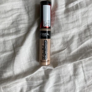 Loreal Concealer - Loreal concealer. Endast testad 1 gång. Är i färgen oatmeal 324 avoine. Priset är + frakt. Använd inte köp nu utan kontakta mig privat vid intresse.