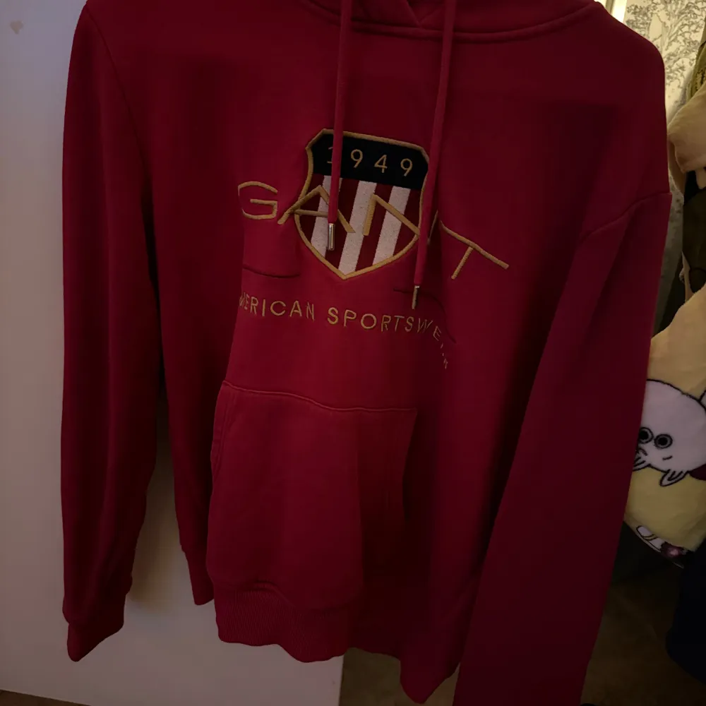 Storleken på hoodien är S. Den är bekväm att ha på sig. . Hupparit & Collegepaidat.