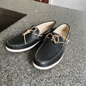 10 points loafers - Storlek 42 passar 43, skick 10/10 aldrig använda, stilrena och följer mode. Ny priss 1200kr. 