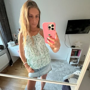Söt sommartopp - Så söt sommar topp/blus. Aldrig använd och har prislappen kvar. Man kan ha den på två olika sätt om man vill 🩵🩵