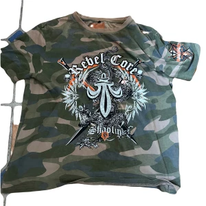 Rebel Core Tshirt Y2K - Storlek 52/54 = M/L